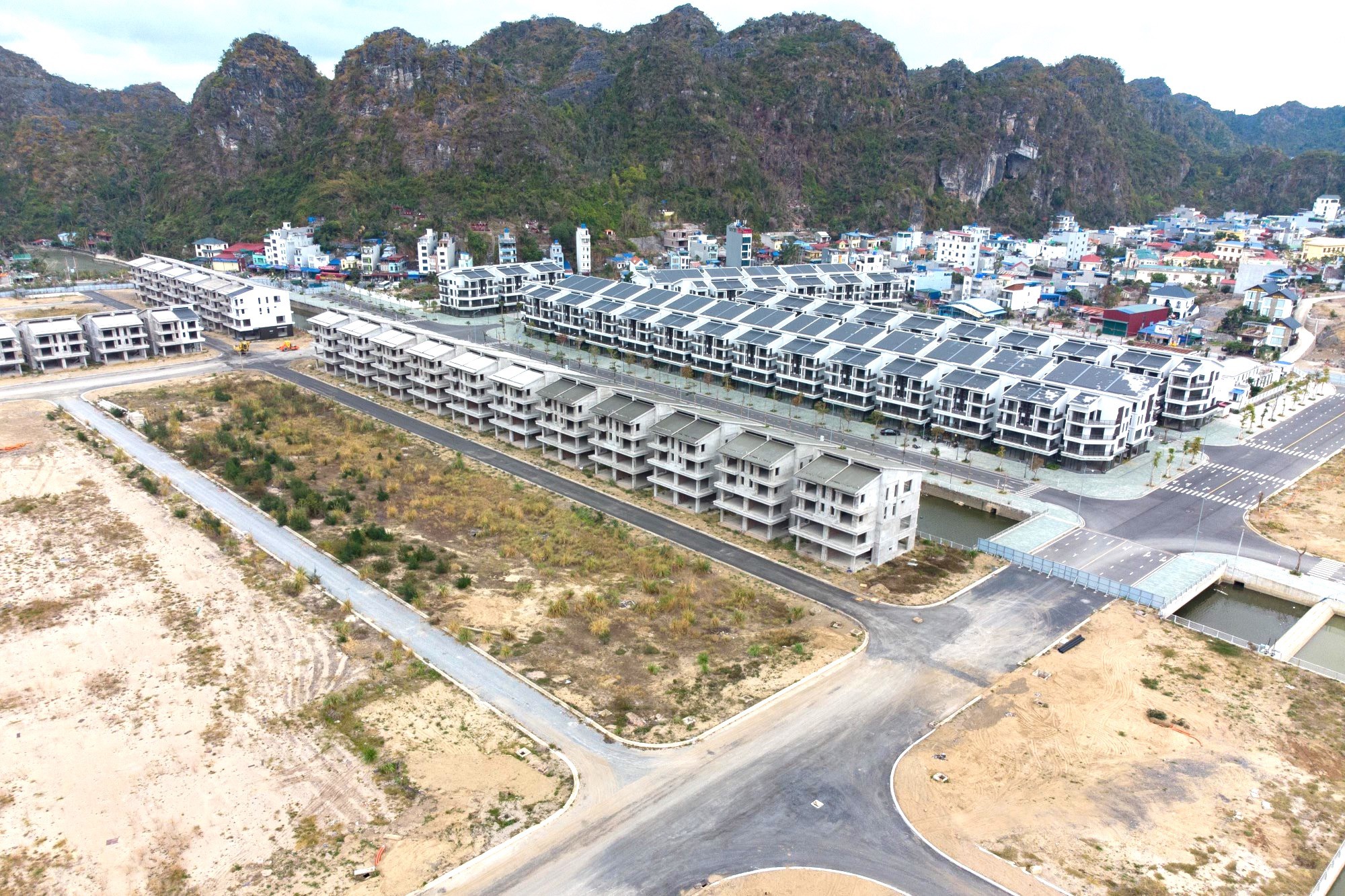 Ngân hàng đổ vốn vào bất động sản siêu dự án: hồi phục hay rủi ro?