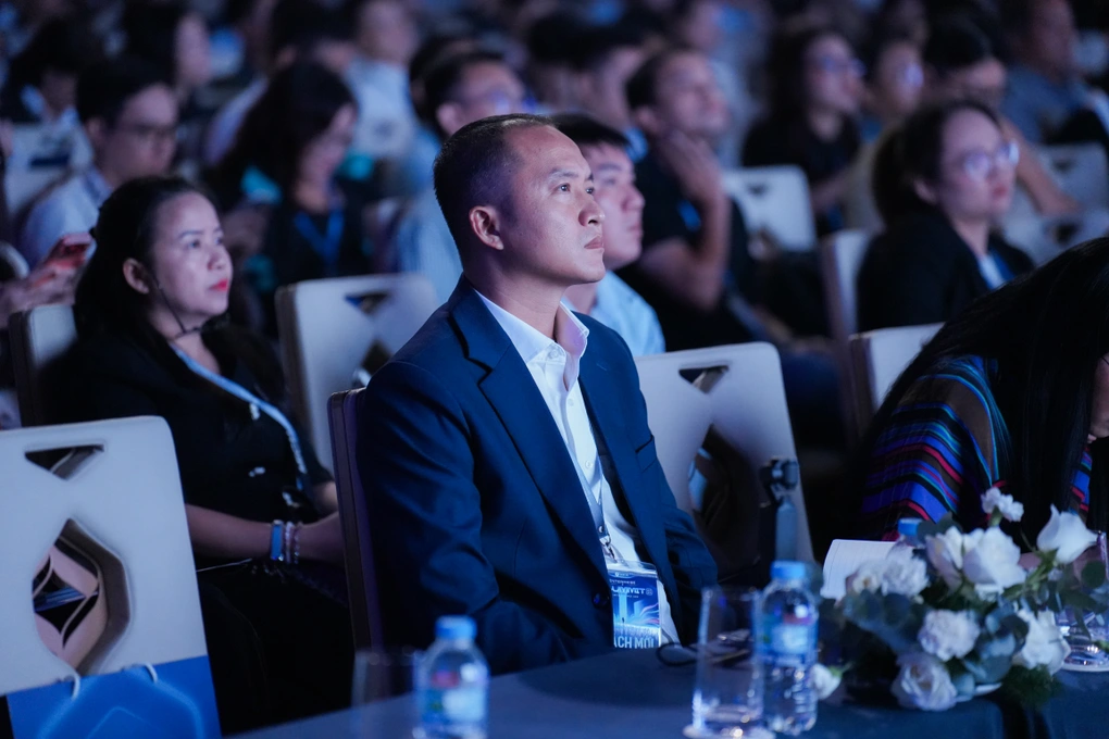 Shadow AI: Lợi ích năng suất hay quả bom dữ liệu trong doanh nghiệp?