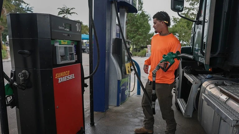 Giá dầu diesel Mỹ lập kỷ lục: Báo động cho khủng hoảng năng lượng toàn cầu