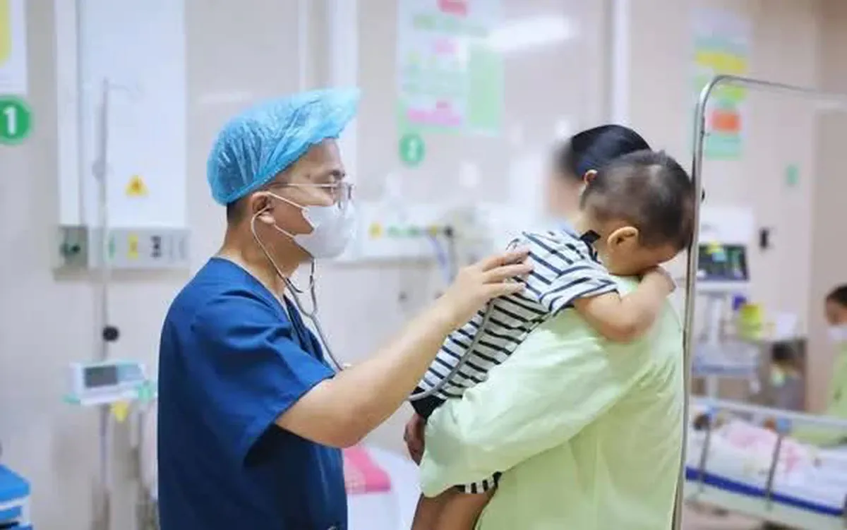 Lá lộc mại và thuốc dân gian nguy hiểm cho trẻ táo bón