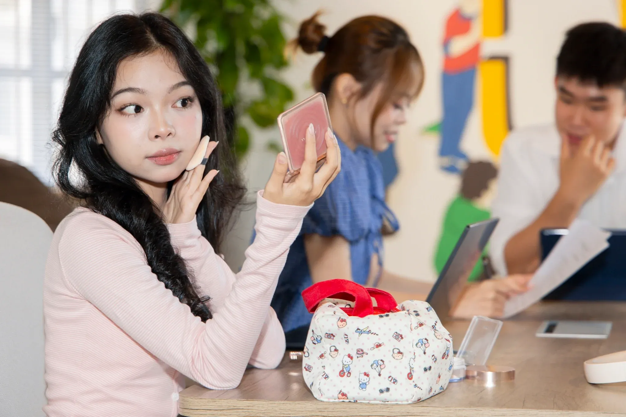 Chống lão hóa da văn phòng: 5 thói quen bảo vệ cơ thể cho người làm việc 8 giờ
