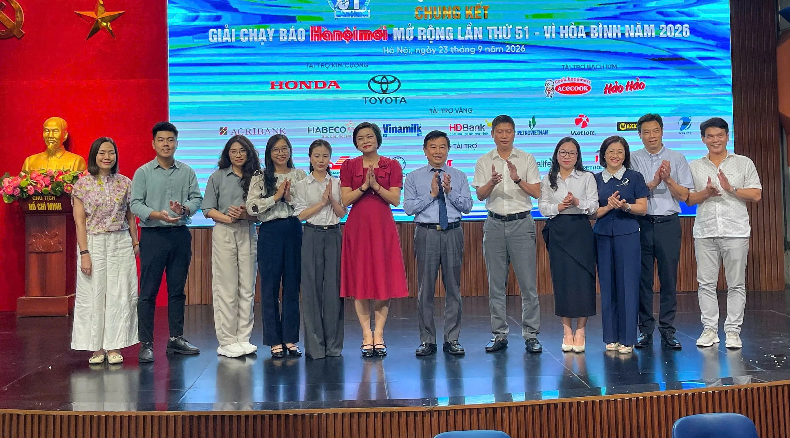 Chung kết Giải chạy Báo Hà Nội Mới: Hơn 5.000 bước chạy vì hòa bình bên Hồ Hoàn Kiếm