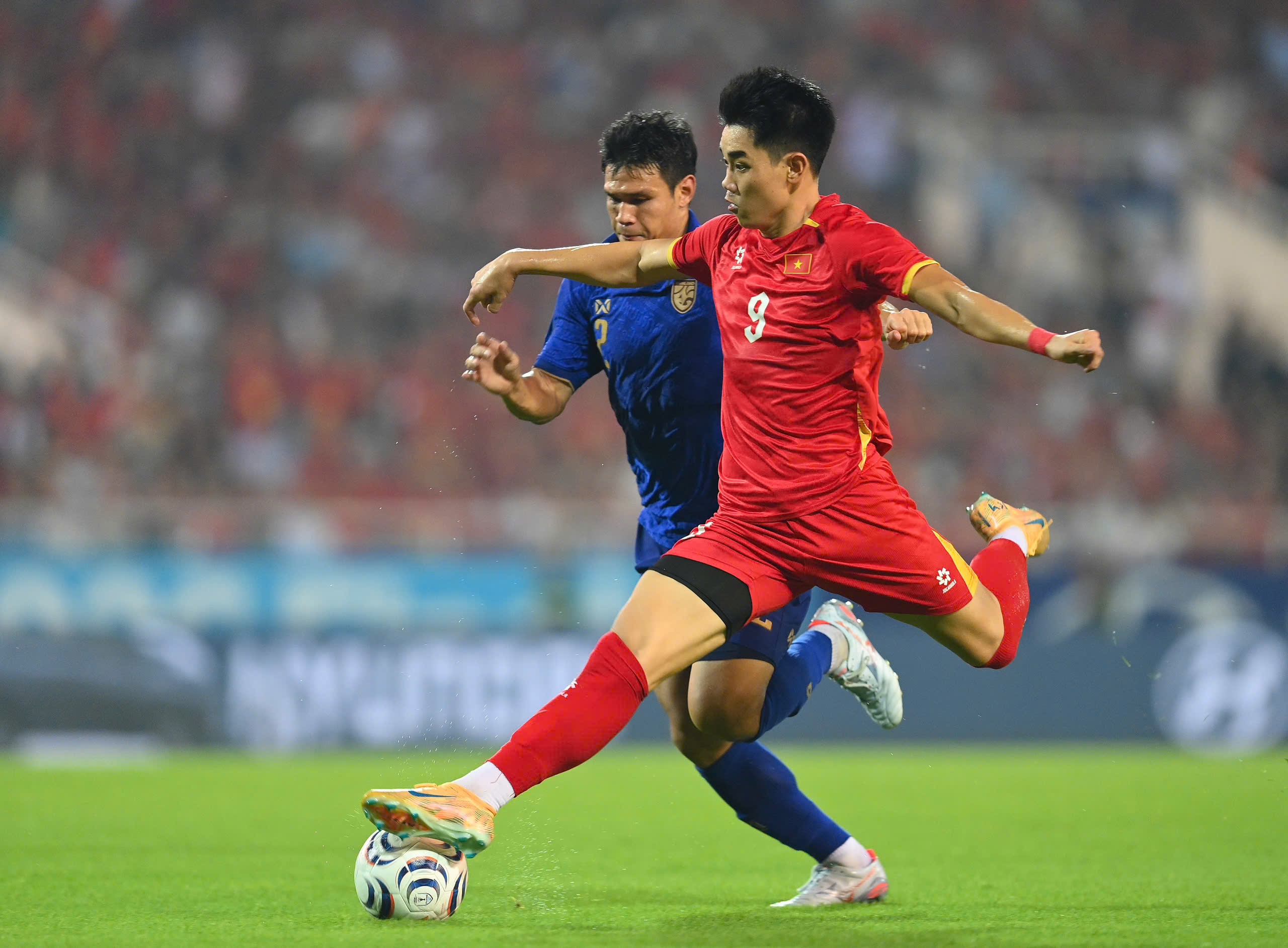 Việt kiều trong tuyển FIFA ASEAN Cup: cơ hội hay rủi ro?