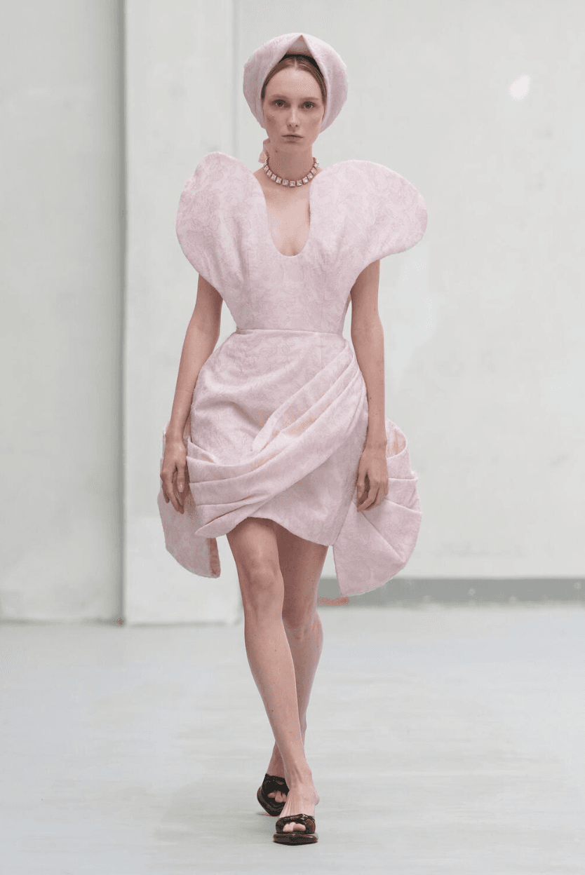 Phan Đăng Hoàng tái hiện cổ tích Tấm Cám trên sàn diễn Milano Fashion Week với 40 thiết kế độc đáo