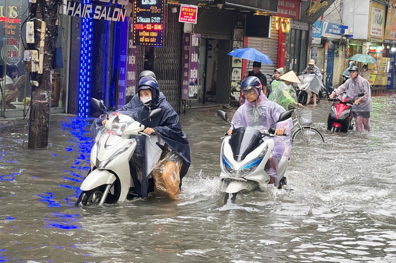 Lái xe qua vùng ngập nước: Sai lầm chí mạng và chi phí sửa chữa khủng