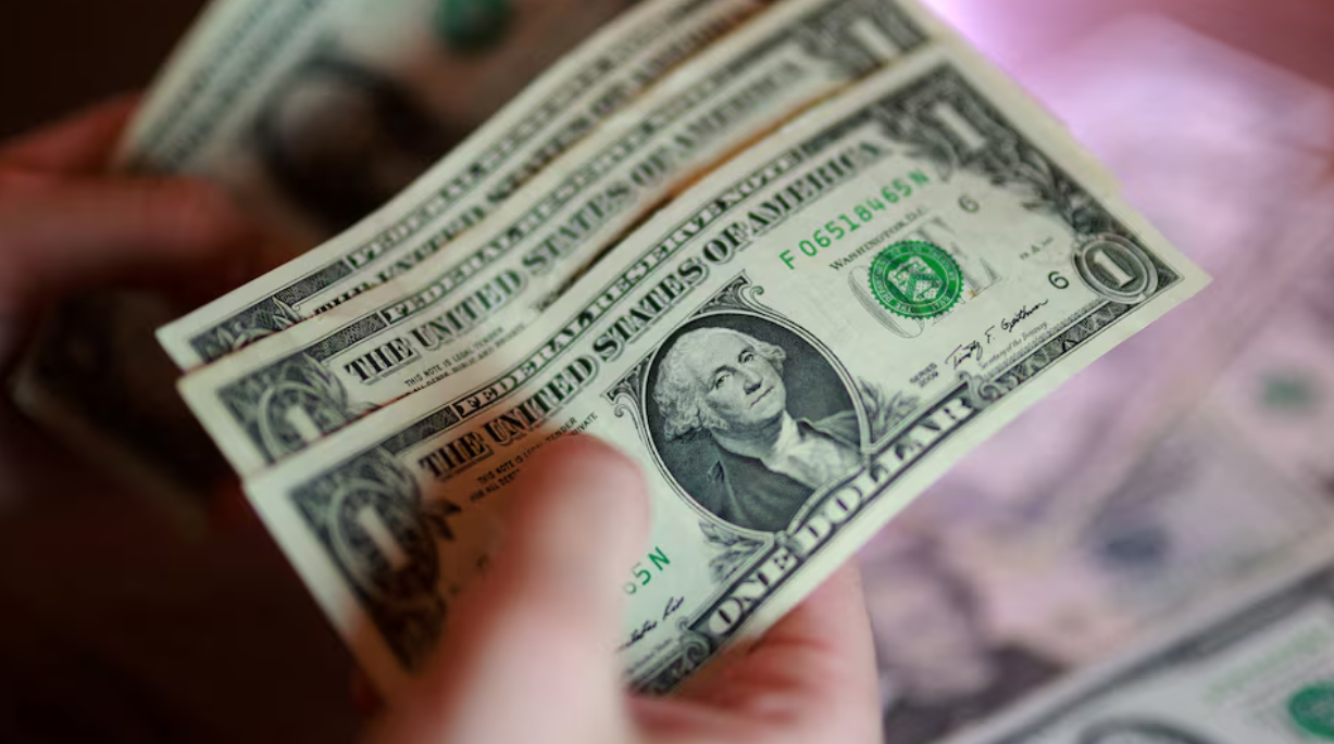Đồng USD mạnh nhờ Fed cứng rắn và giá dầu khó lường