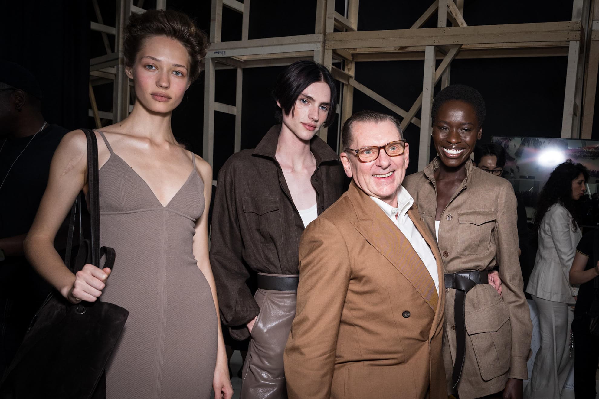 Max Mara Mengangkat Utiliti Menjadi Elegan Dewasa