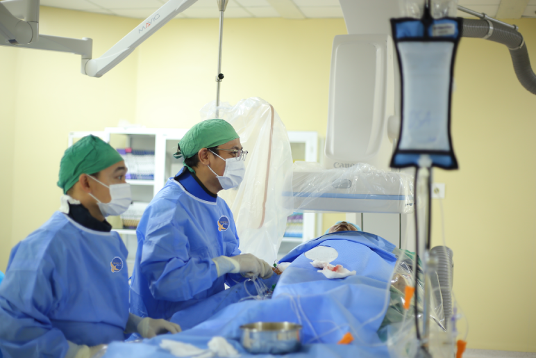 Đau ngực kéo dài và 4 dấu hiệu nhồi máu cơ tim ở nam trung niên