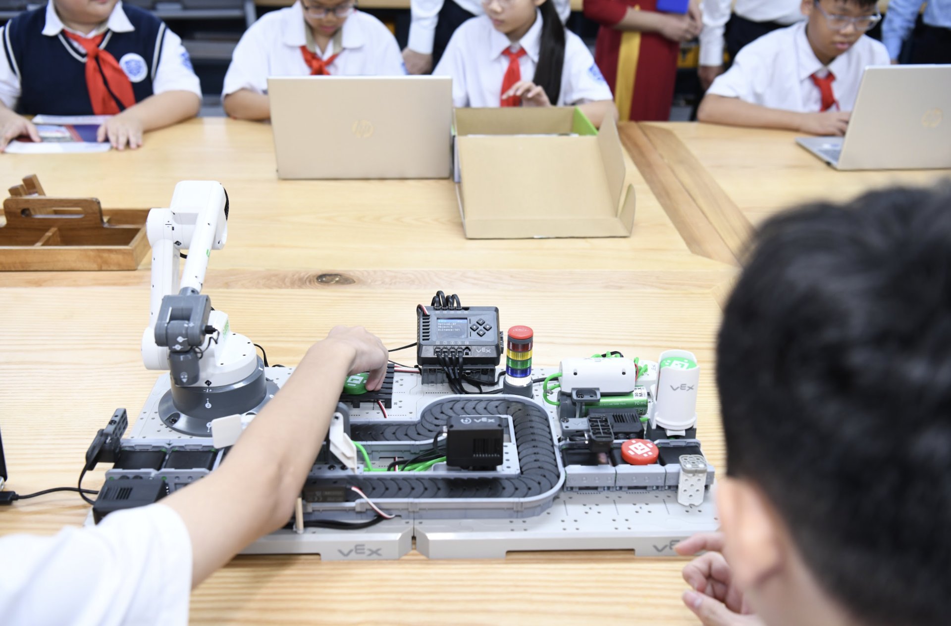544 trường thí điểm mô hình trường học AI STEM và tiếng Anh