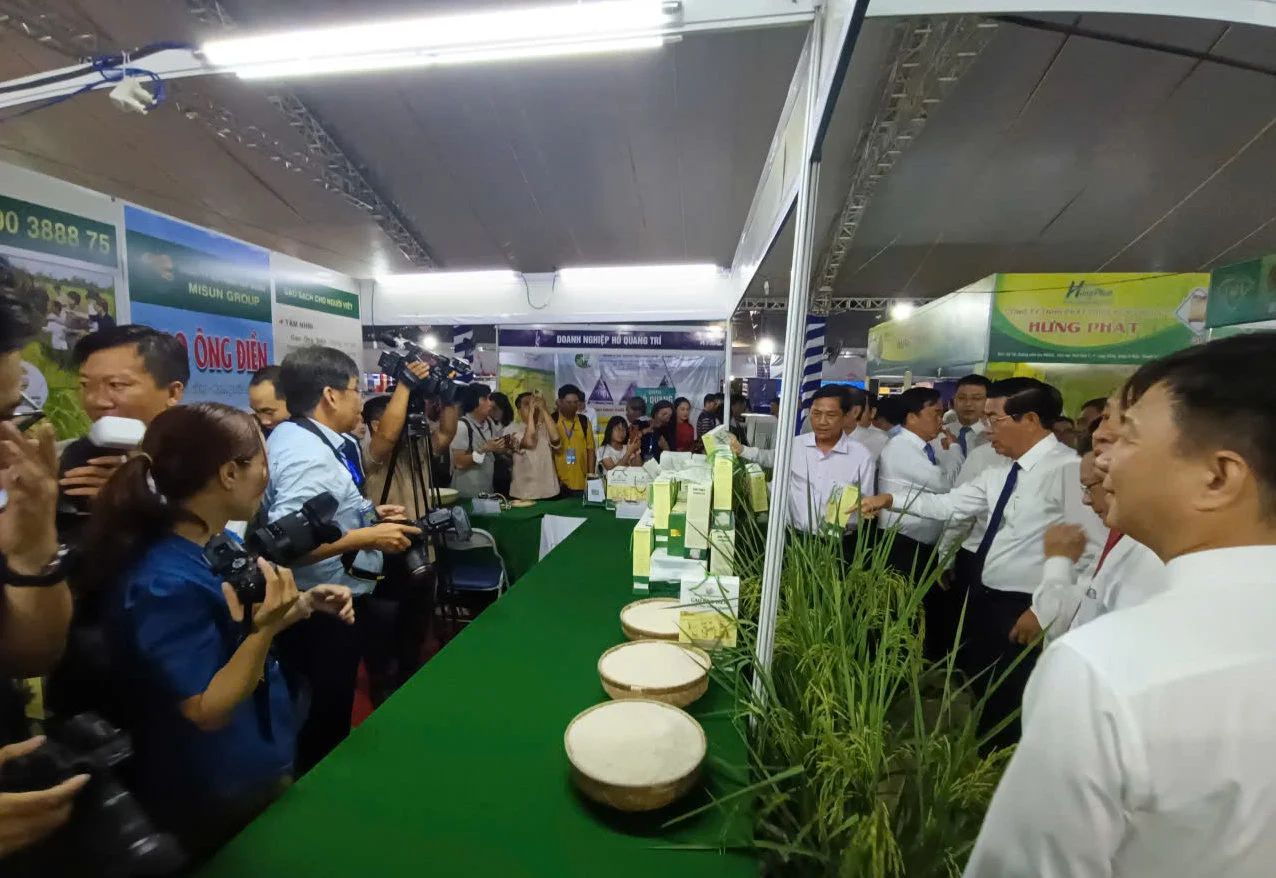 Drone phun thuốc lúa: Bước ngoặt canh tác thông minh ở Cần Thơ