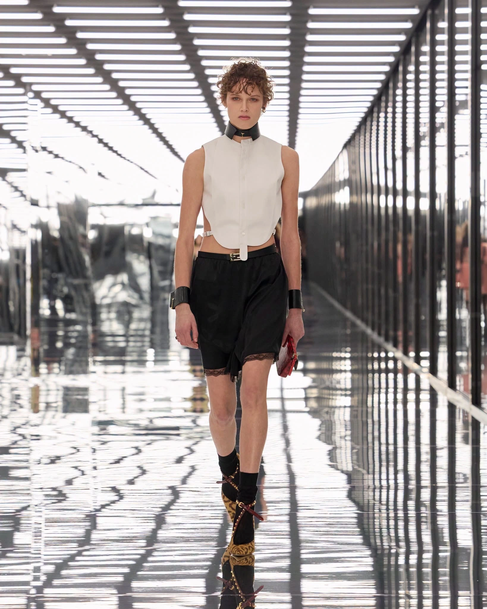 Fendi Xuân Hè: Khi cơ thể trở thành ngôn ngữ của thiết kế