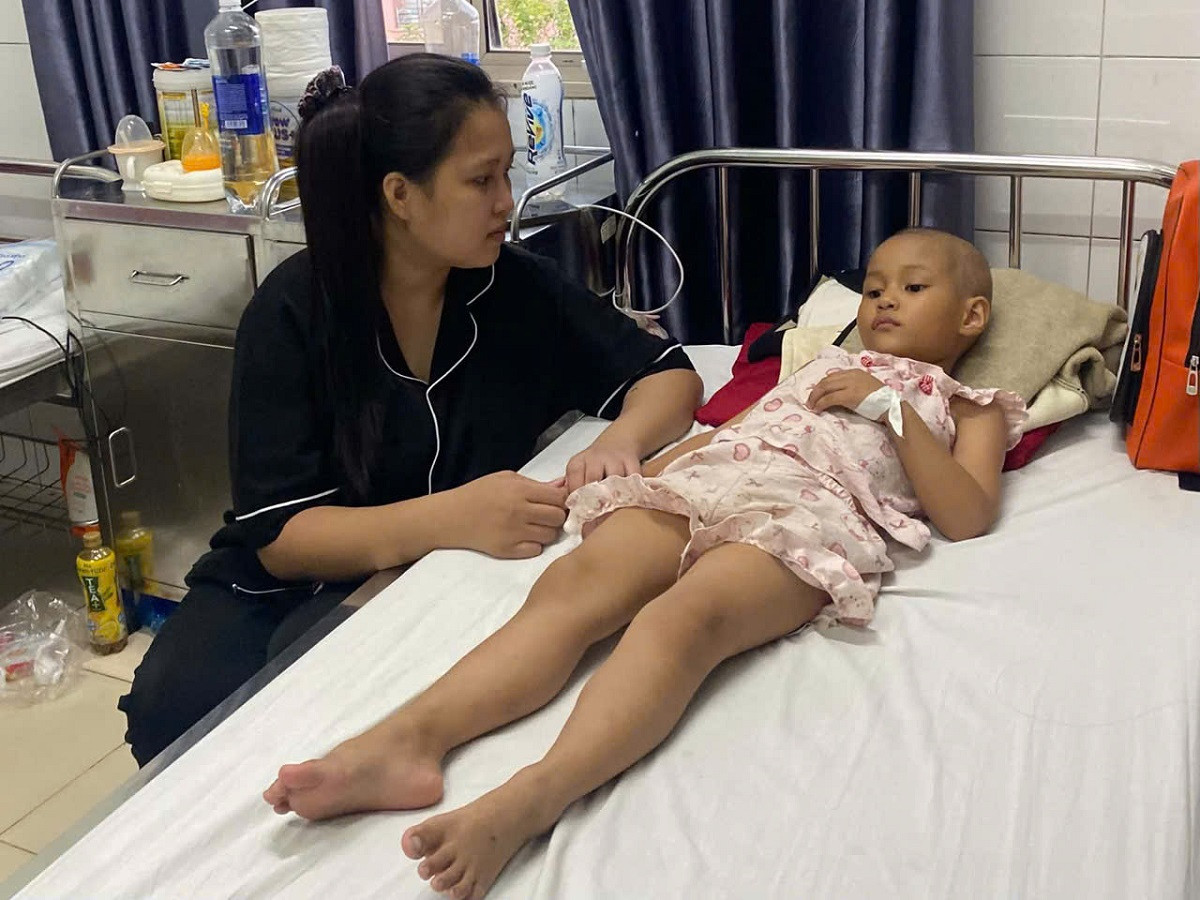 Khi con mắc bệnh nặng: chăm con và vượt khủng hoảng tài chính