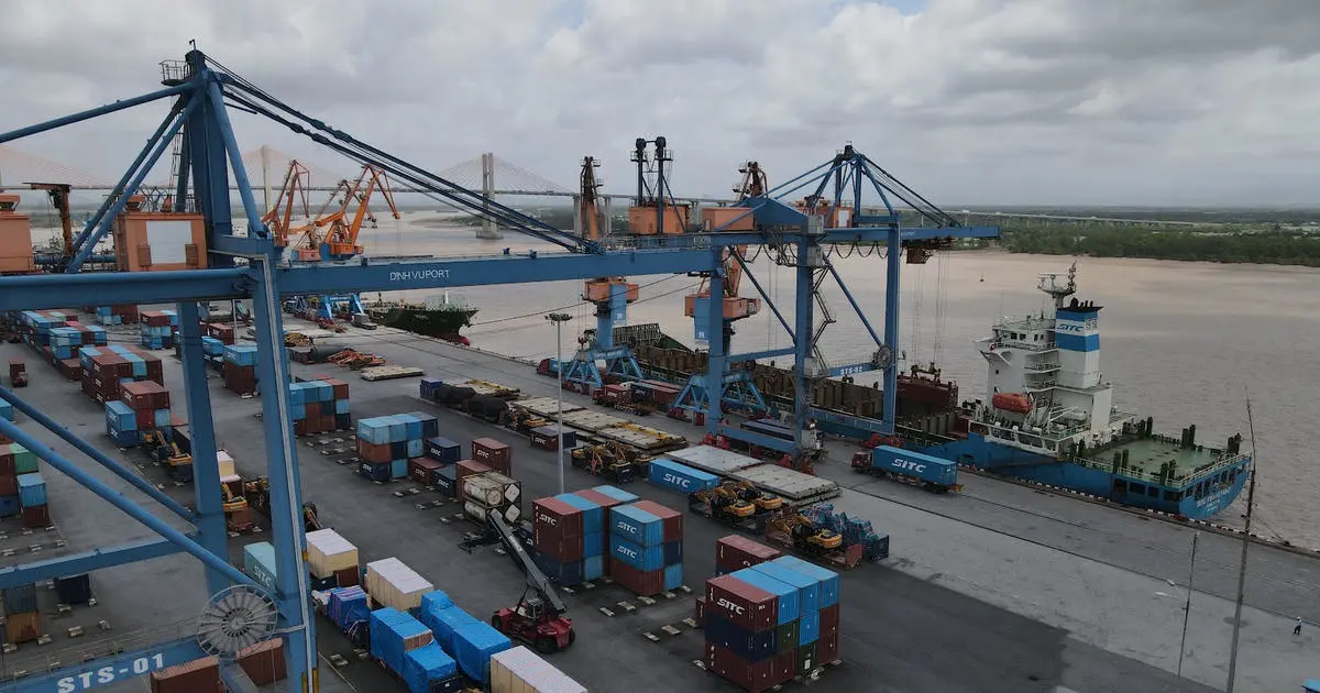 Logistics Việt Nam: Tăng trưởng nhanh nhưng bị níu chân bởi nút thắt kết nối