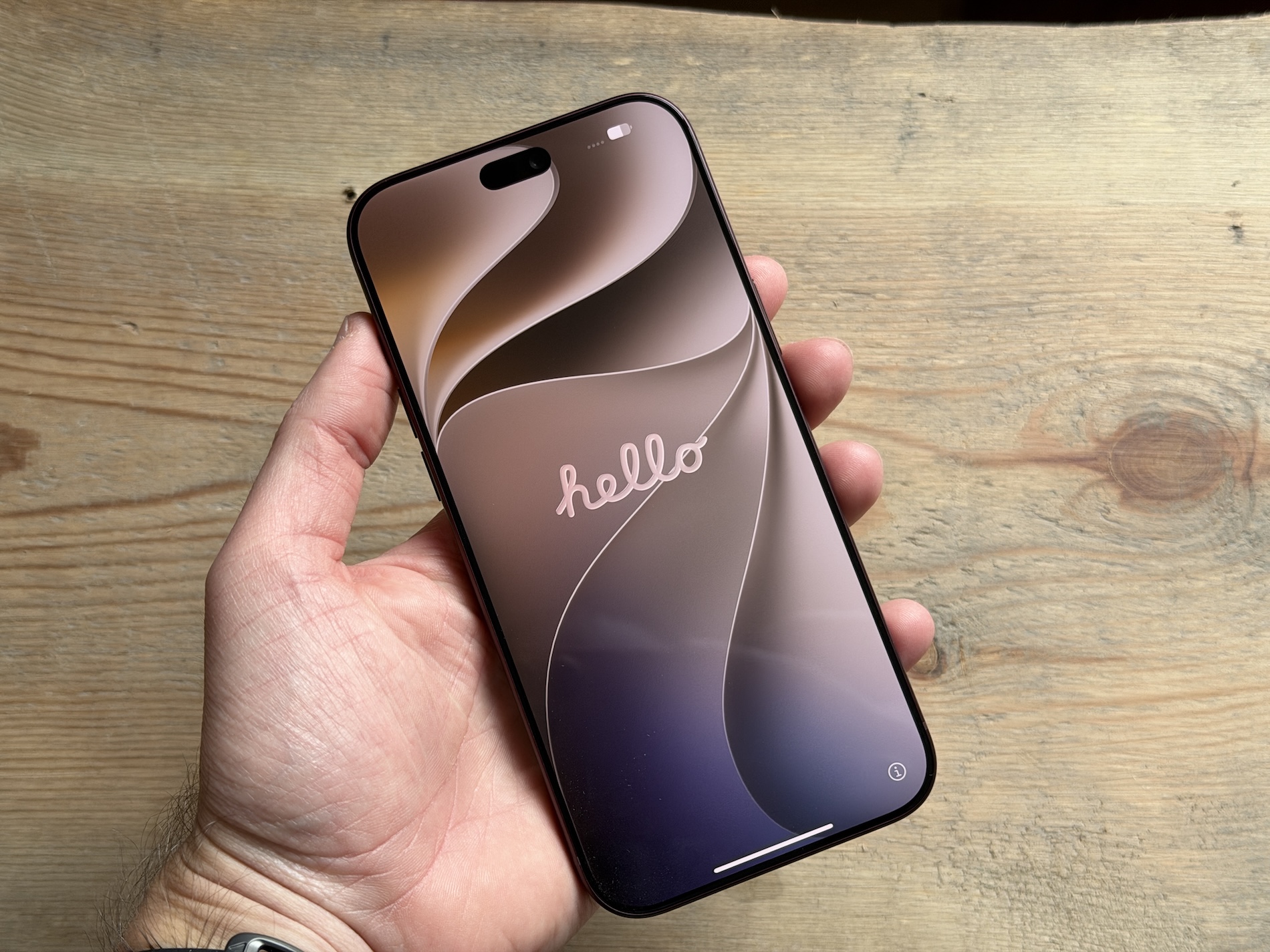 iPhone 18 Pro tự khởi động lại: lỗi Face ID và lời hứa vá lỗi từ Apple