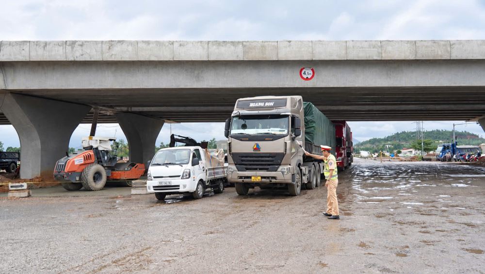 Đà Nẵng tháo gỡ ùn tắc Quốc lộ 14B: không thể chỉ trông chờ vào công an phân luồng
