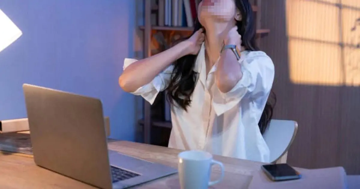 Ngồi lâu gây đau cổ vai gáy: Thiết kế bàn làm việc ergonomic để bảo vệ xương khớp người trẻ