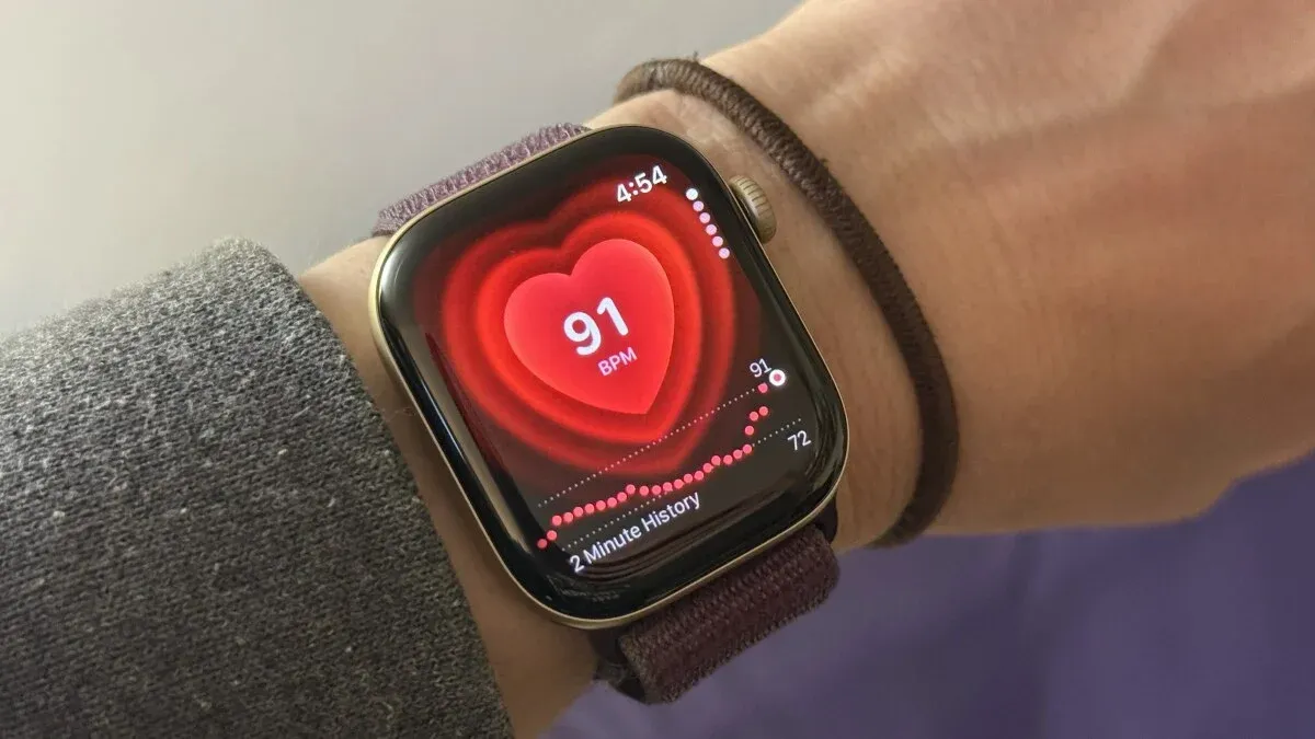Apple Watch Series 12 vs Garmin: cảm biến nhịp tim nào đáng tin hơn?