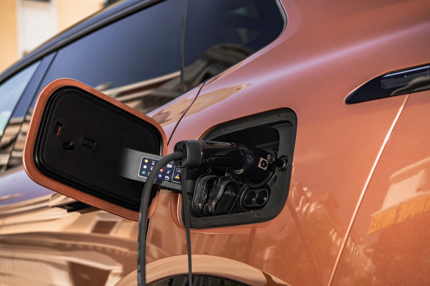 Công nghệ PHEV: Xe sang điện hóa không lệ thuộc trạm sạc
