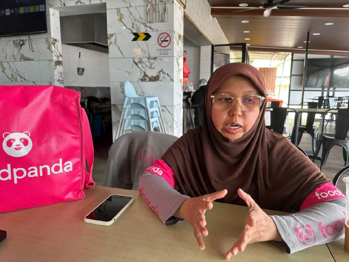Penghantar Makanan Berjalan Kaki: Kisah Ibu Tunggal OKU Yang Gigih