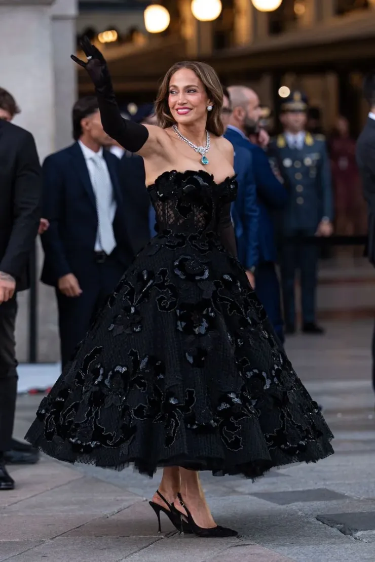 Jennifer Lopez tỏa sáng tại Vogue World Milan với đầm công chúa và trang sức bắt mắt