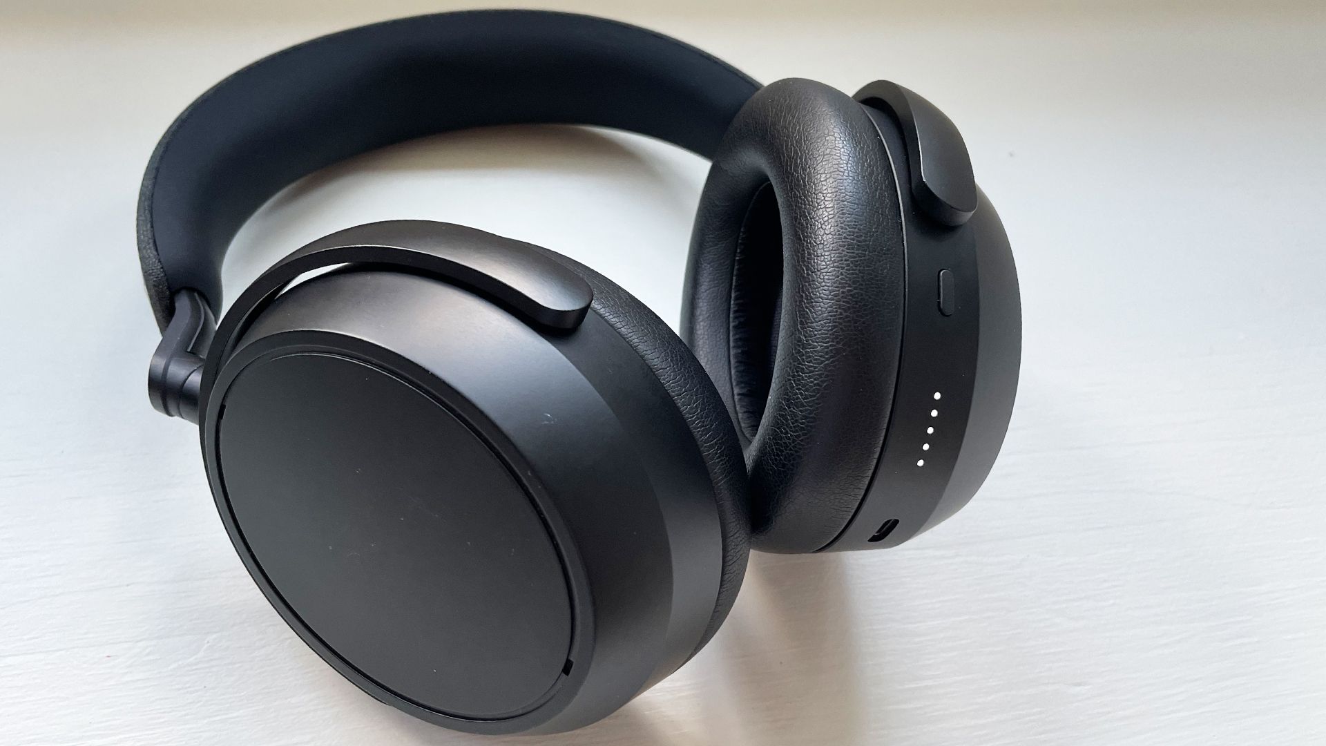 So sánh công nghệ chống ồn: Sony, Bose và Apple