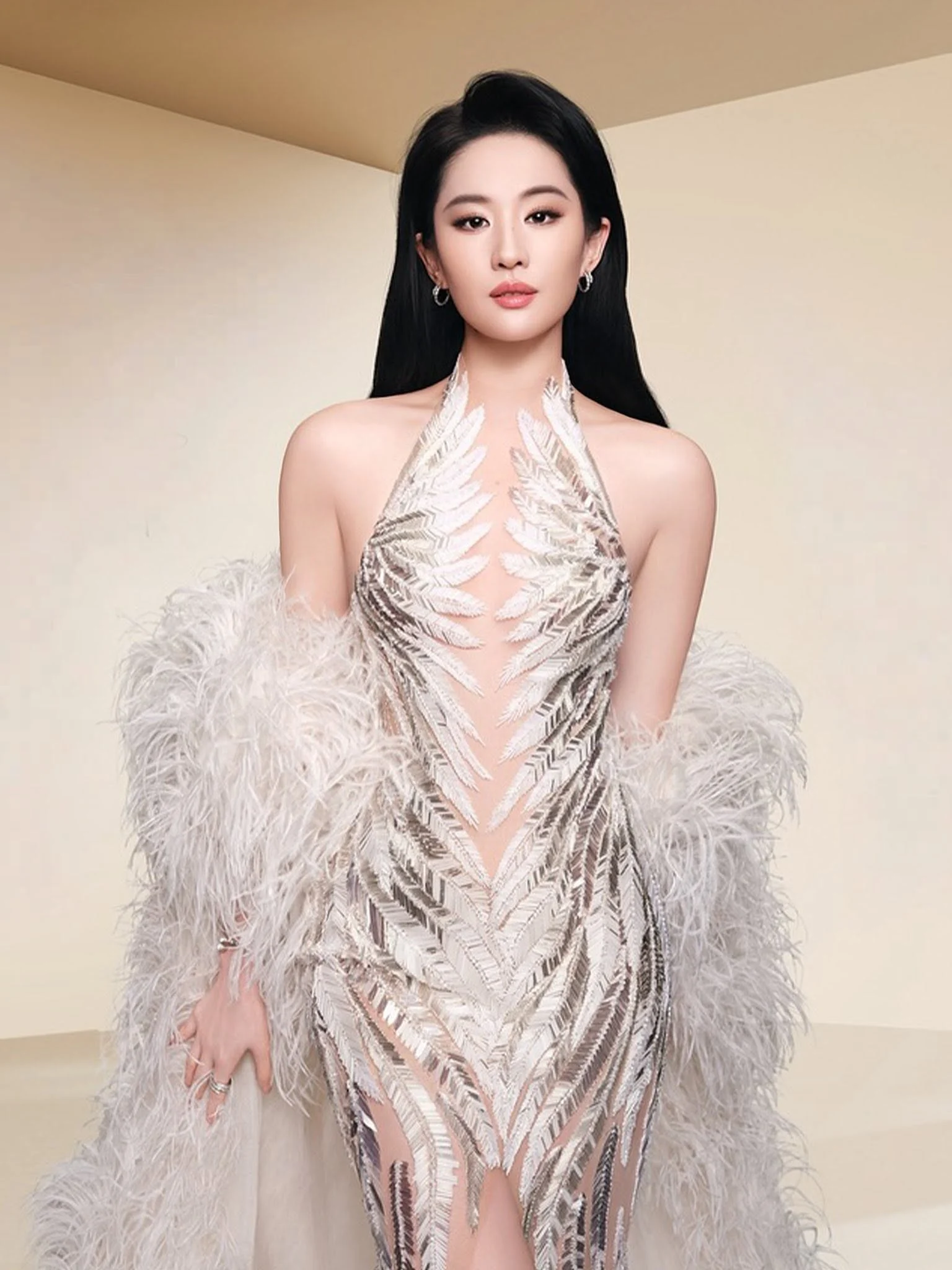Nhà thiết kế Việt chinh phục sàn diễn thế giới với Le Thanh Hoa