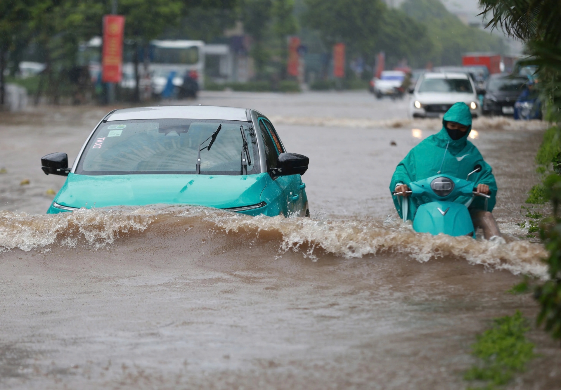 Lái xe qua đường ngập nước: Khi nào nên quay đầu để cứu động cơ