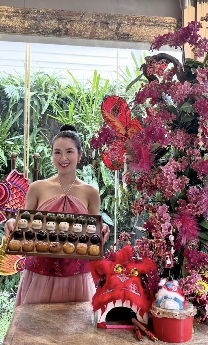 Sao Việt tự tay làm bánh Trung thu lava tại nhà cho bé