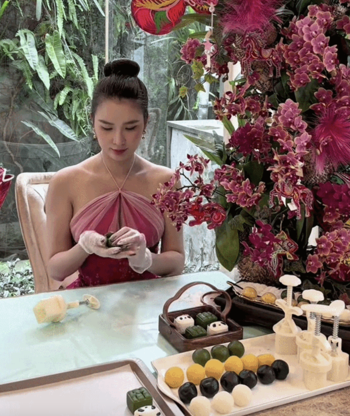 Sao Việt tự tay làm bánh Trung thu lava tại nhà cho bé