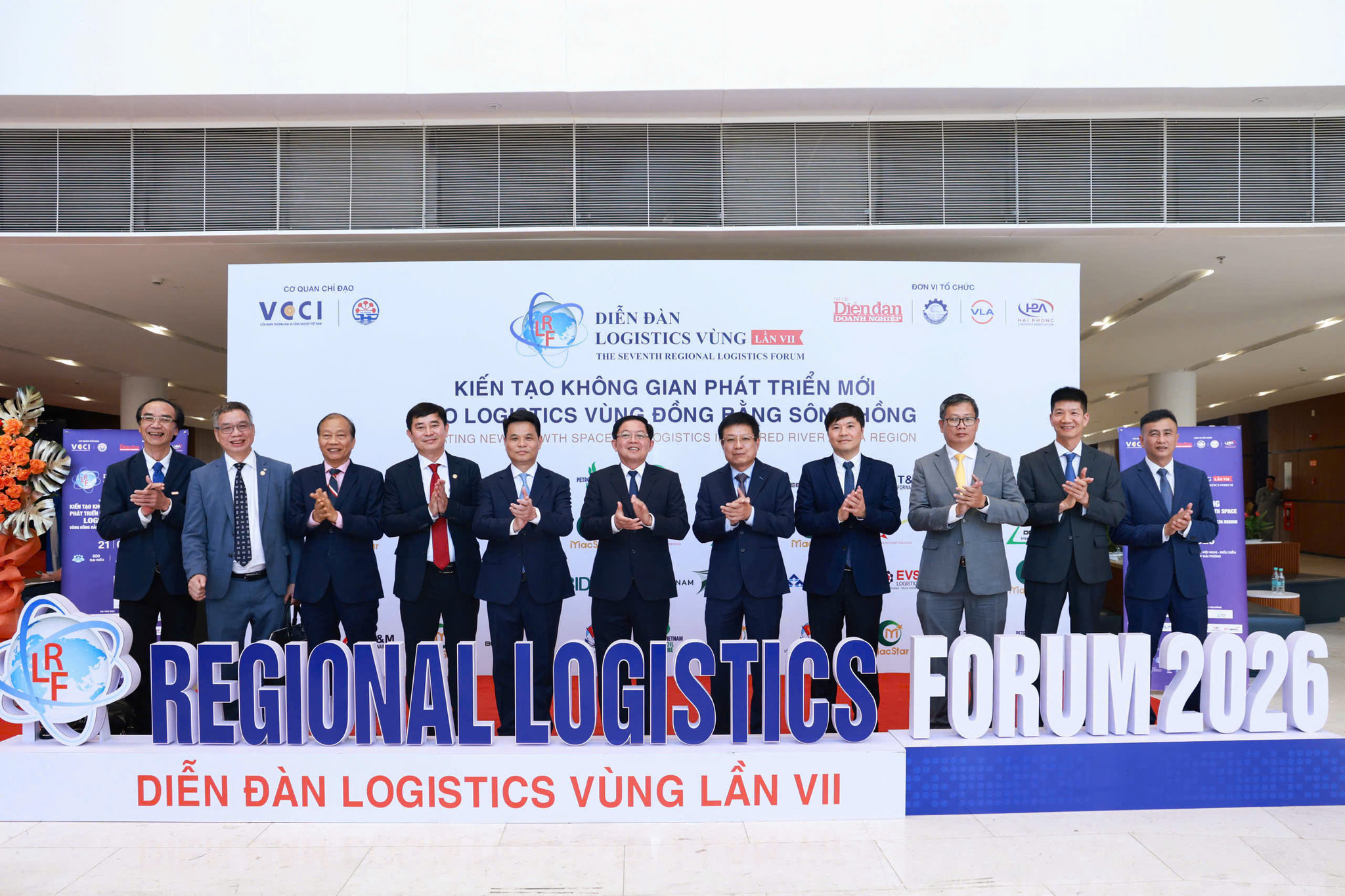 Từ đường bộ sang đường thủy: Đường giảm chi phí logistics ở cảng Hải Phòng