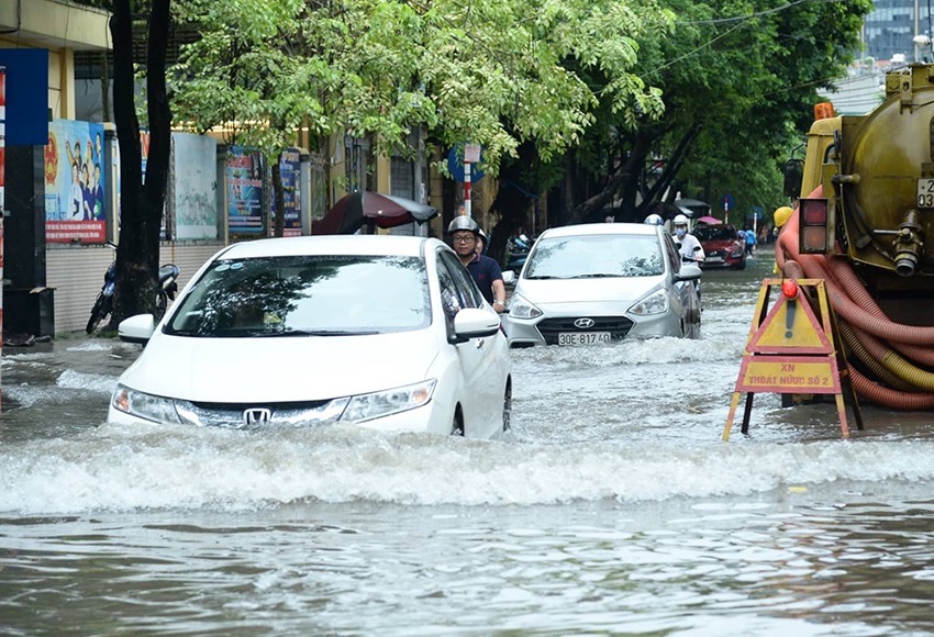 Lái xe qua đường ngập nước: Khi nào nên quay đầu để cứu động cơ