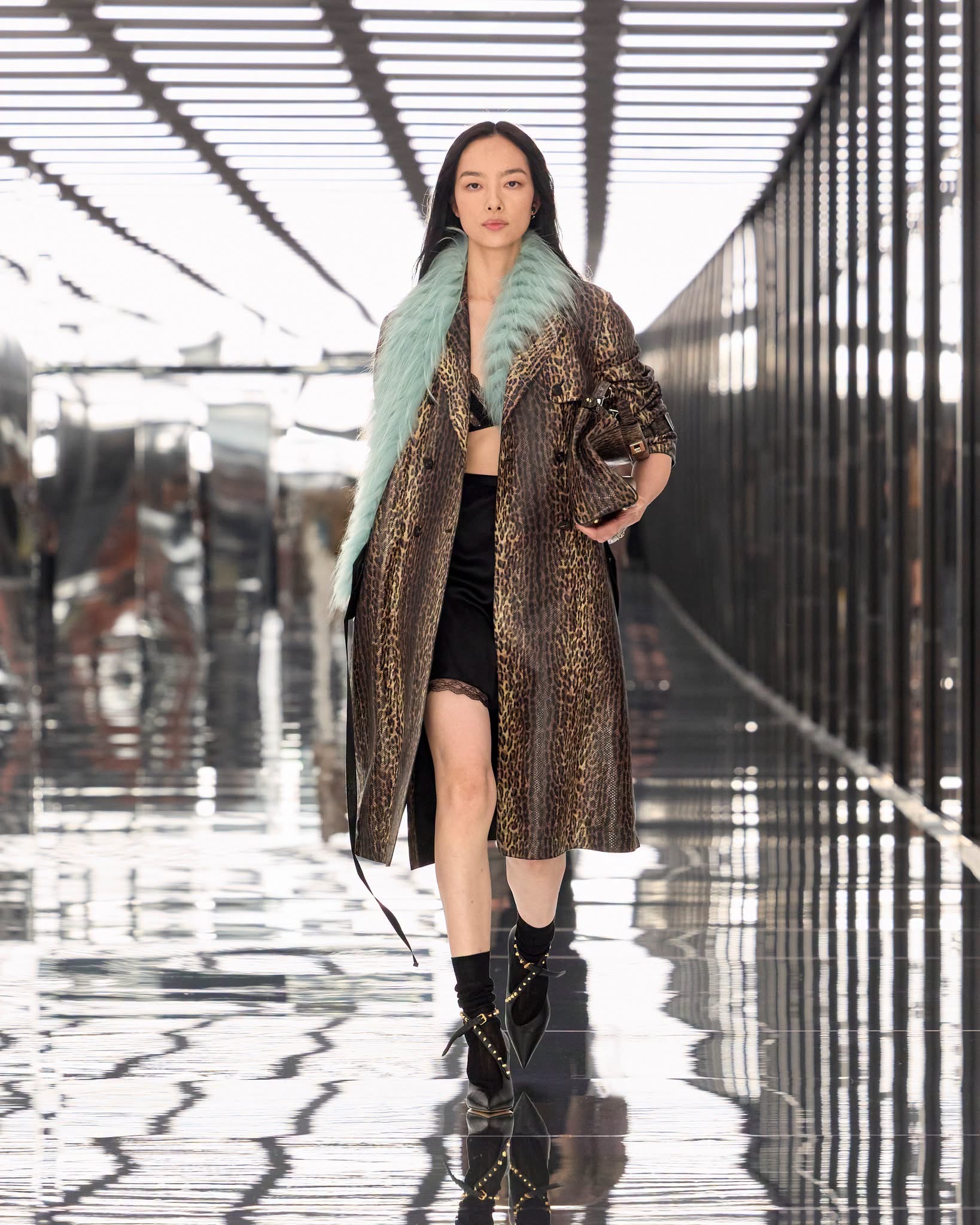 Fendi Xuân Hè: Khi cơ thể trở thành ngôn ngữ thiết kế của Maria Grazia Chiuri