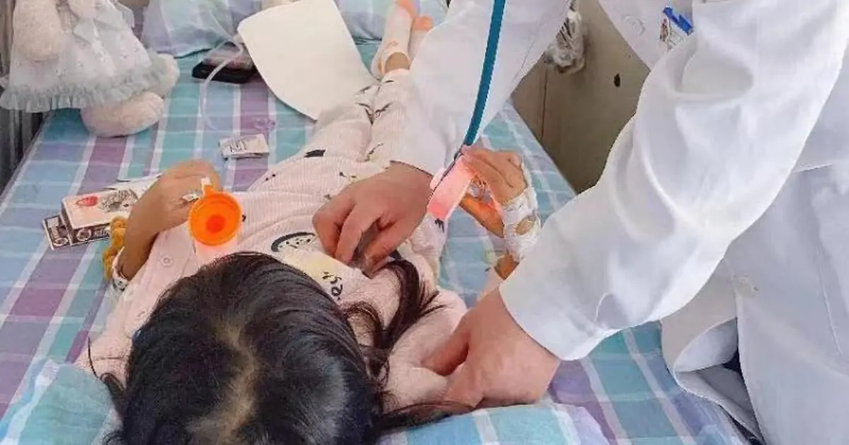Khi con nuốt phải dị vật: Cha mẹ phải làm gì trong 5 phút đầu?