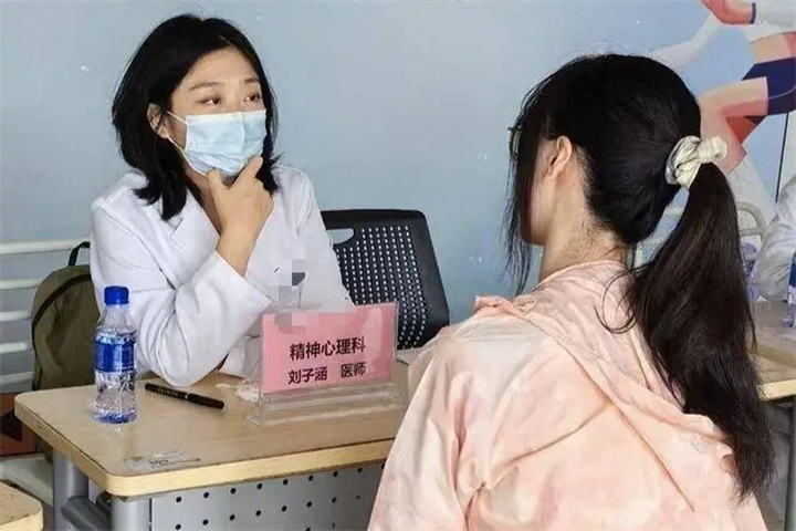 Từ bác sĩ đến shipper hát bar: khi phụ nữ dám bỏ an toàn để hát