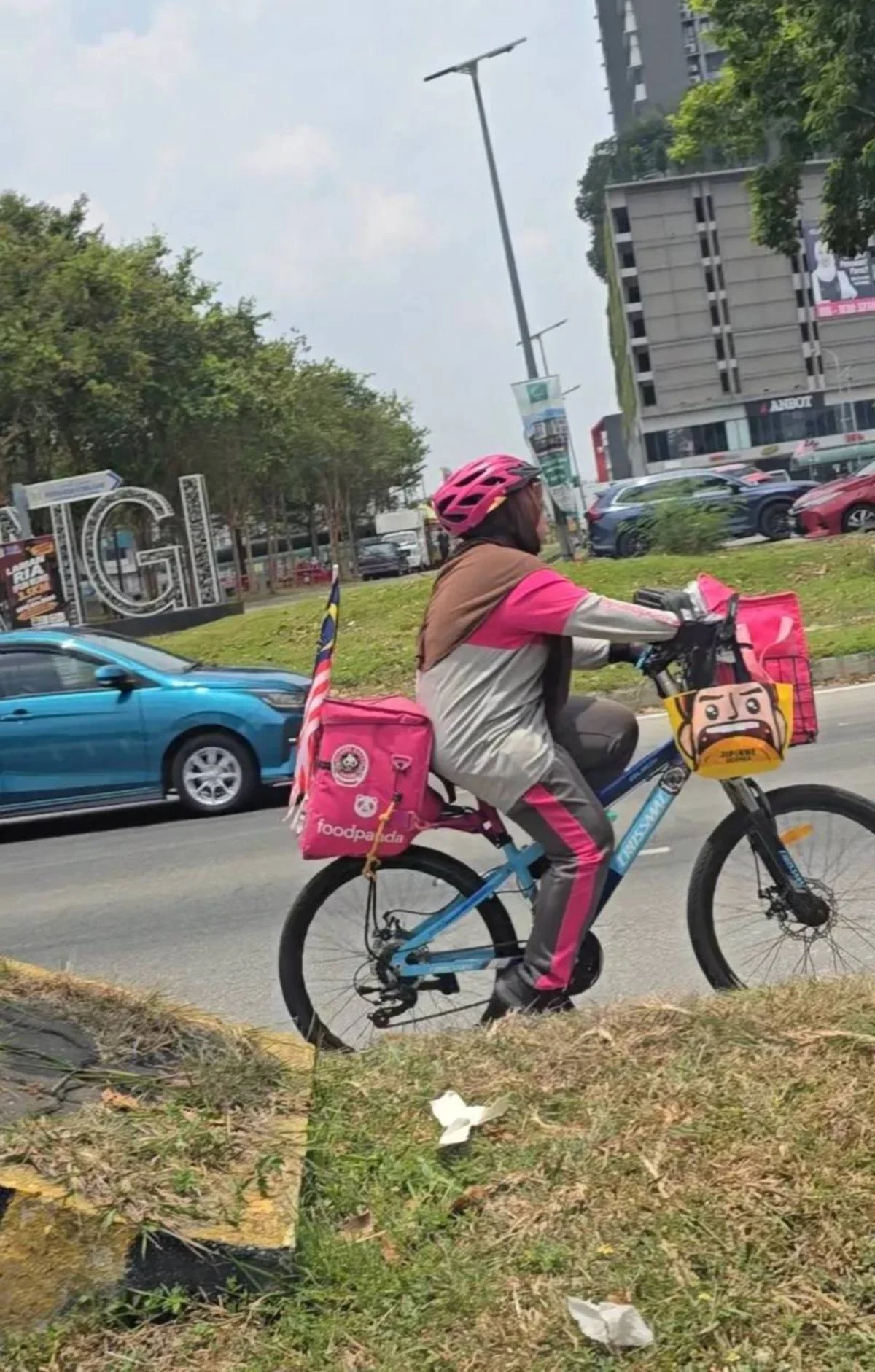 Penghantar Makanan Berjalan Kaki: Kisah Ibu Tunggal OKU Yang Gigih