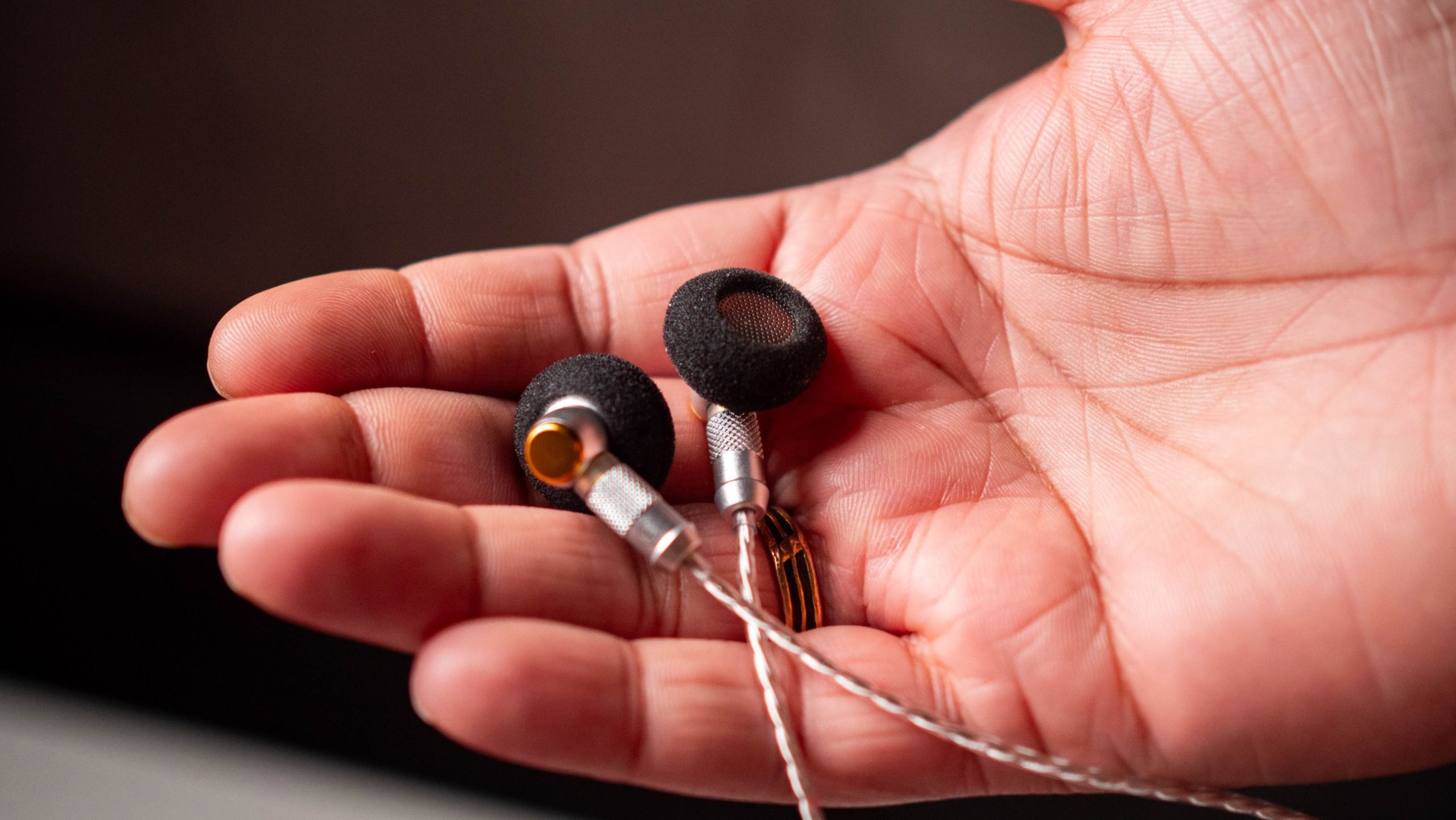 Tai nghe in-ear giá rẻ: Tối ưu âm thanh mà không cần nâng cấp lên dòng đắt