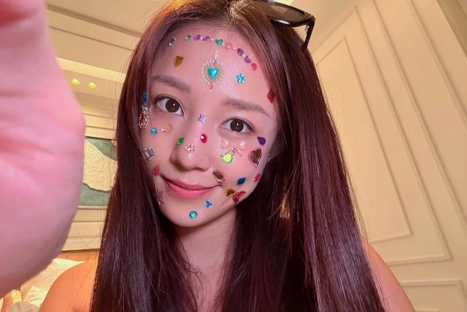 Từ mặt đến điện thoại: cơn sốt đính đá lấp lánh của sao Việt và Gen Z