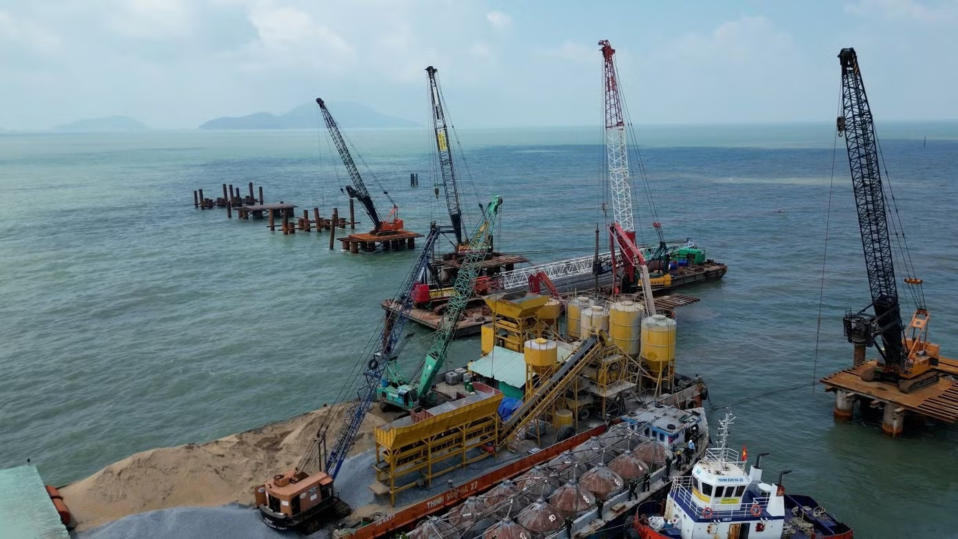 Cầu vượt biển Hòn Khoai: kỹ thuật khắc nghiệt và cuộc chạy đua tiến độ
