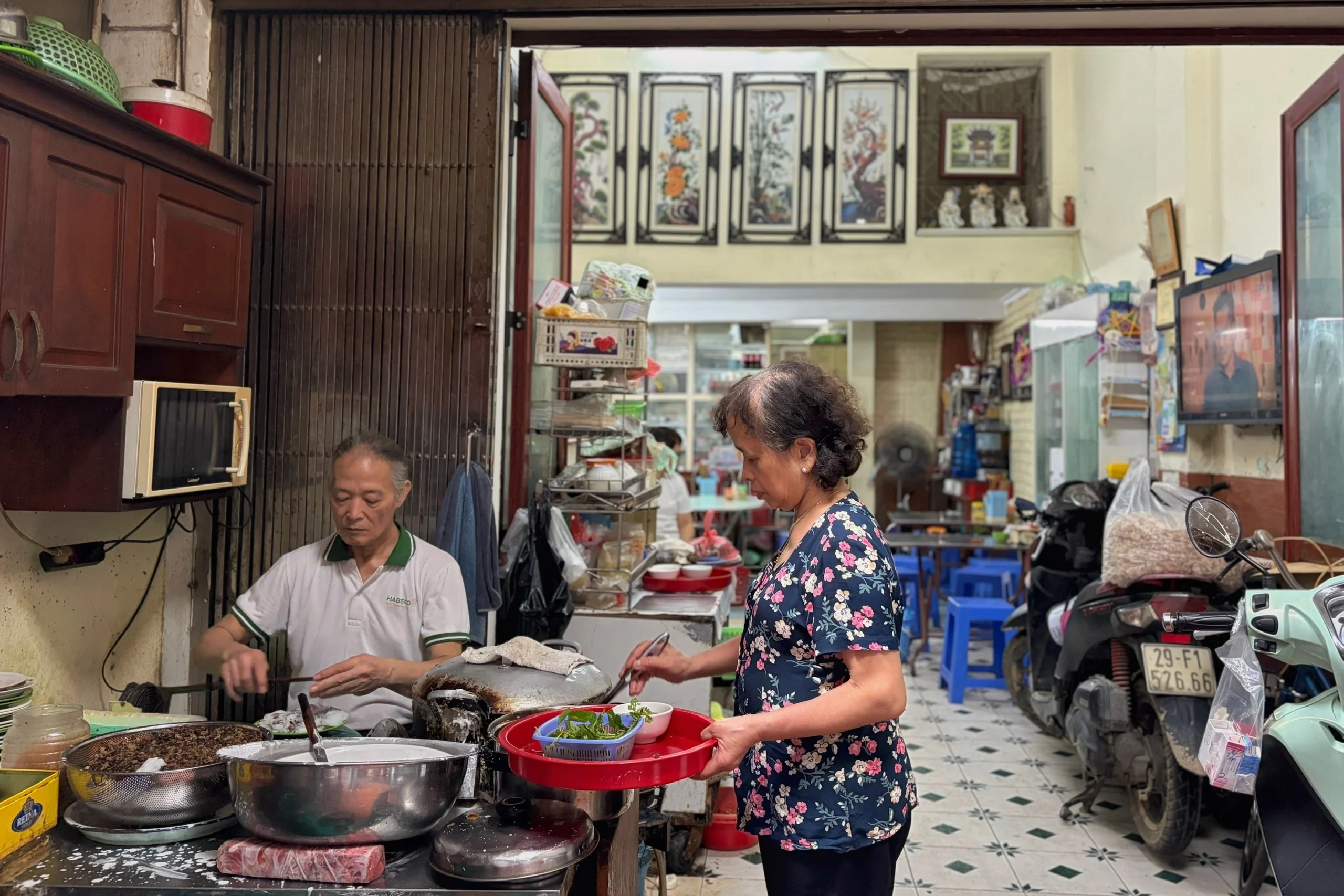 Những quán ăn sáng huyền thoại Hà Nội và sợi dây gắn bó nửa thế kỷ