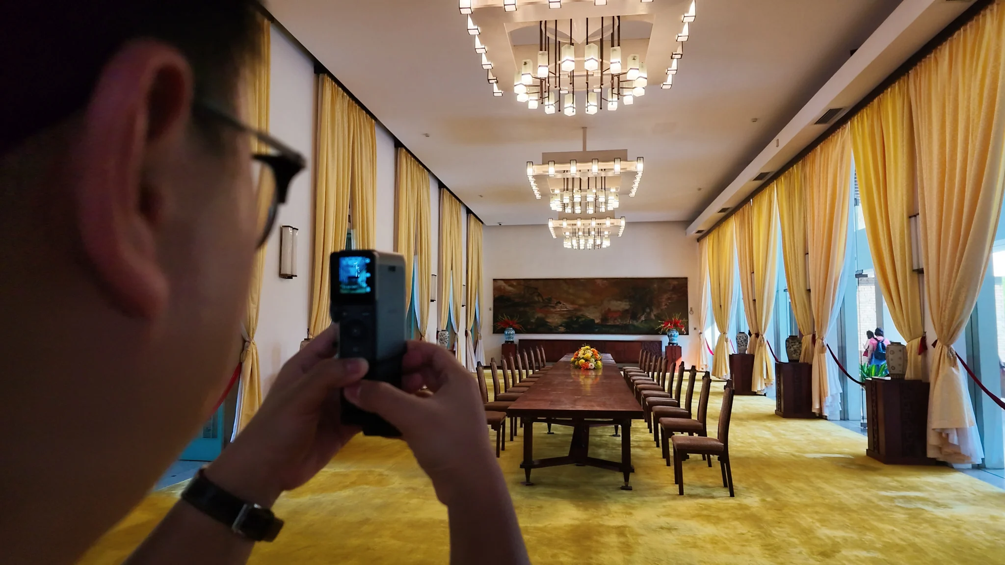 DJI Pocket 3 vs Insta360 Ace Pro 2: Chọn gimbal camera nhỏ gọn nào cho vlog và du lịch?