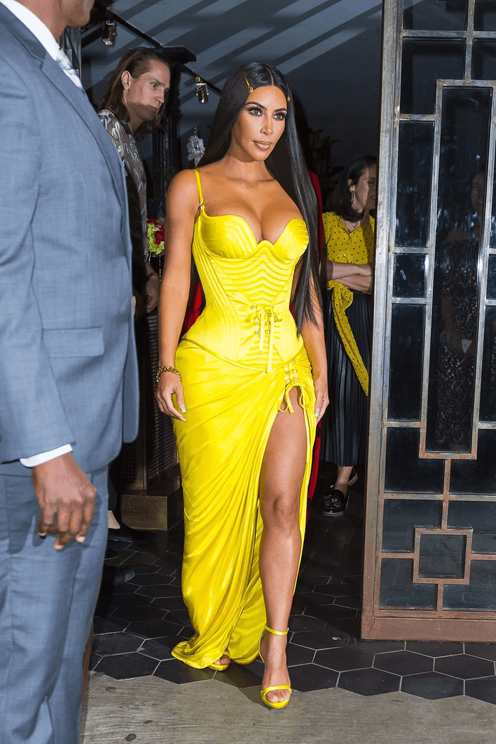 Kylie Jenner, Kim Kardashian và cuộc cách mạng tái sử dụng váy Versace vintage