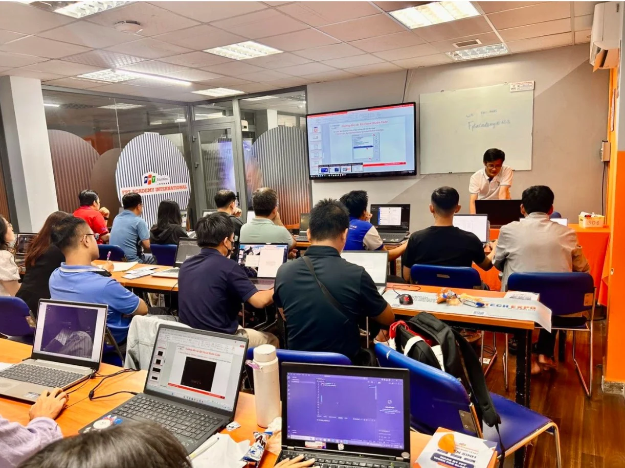 Vì sao kỹ sư phần mềm nên học cao học AI sớm