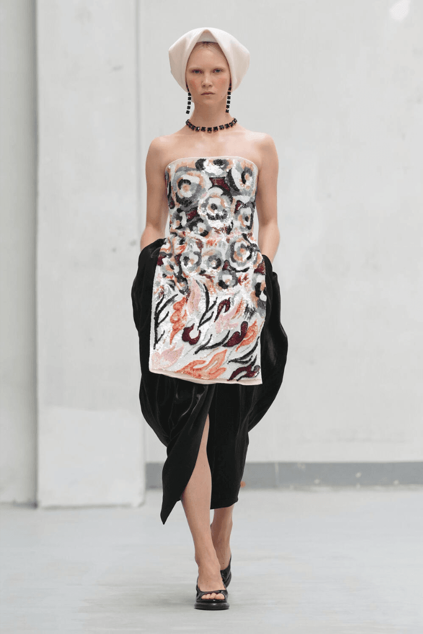 Phan Đăng Hoàng tái hiện cổ tích Tấm Cám trên sàn diễn Milano Fashion Week với 40 thiết kế độc đáo