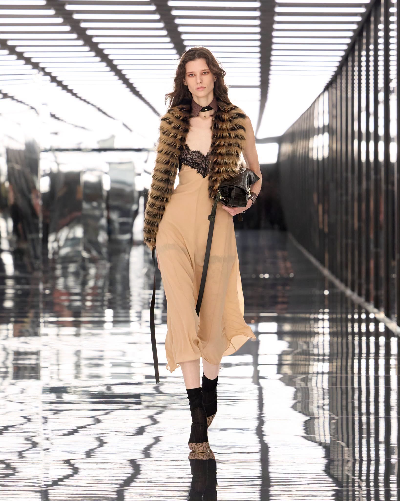 Fendi Xuân Hè: Khi cơ thể trở thành ngôn ngữ của thiết kế