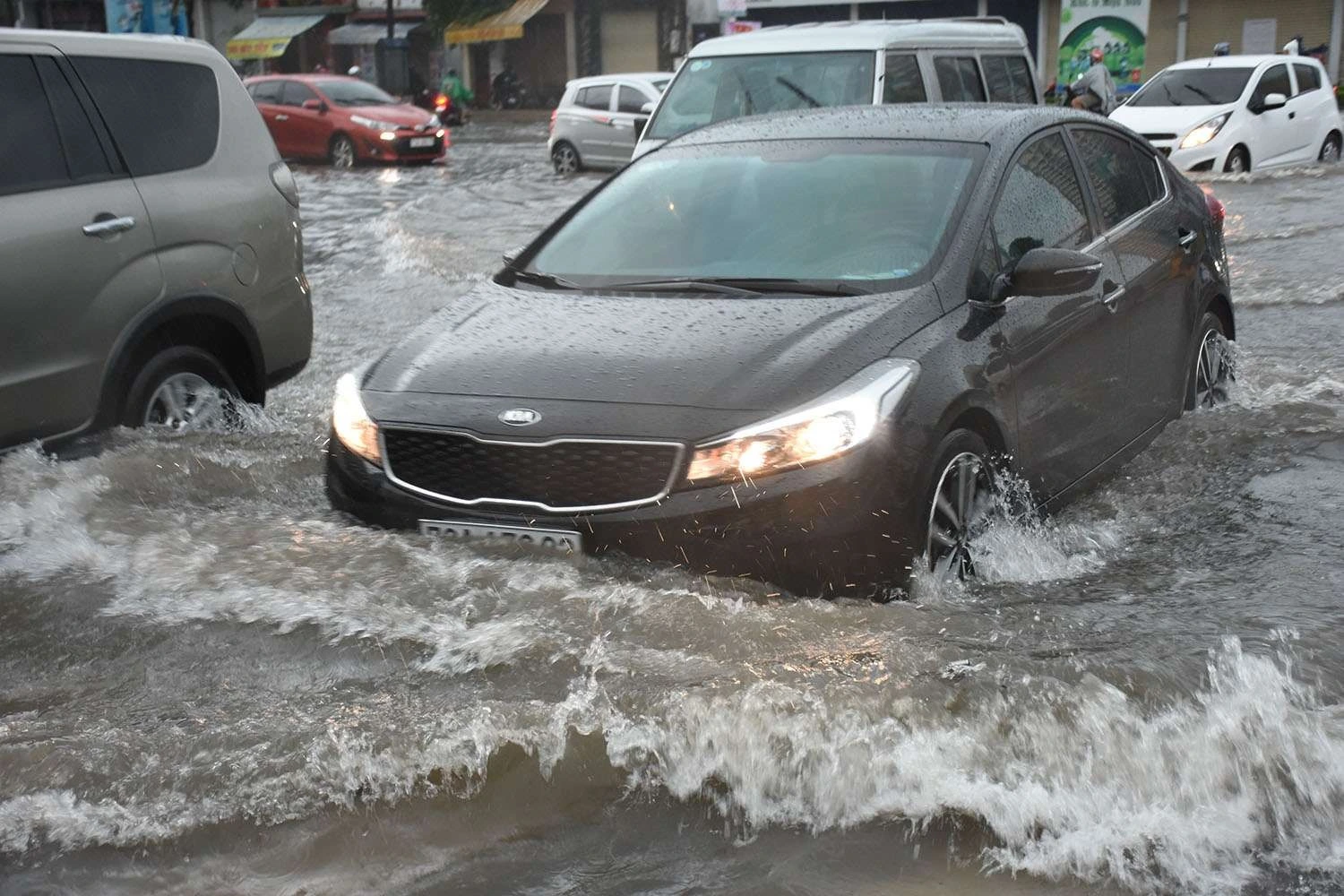 Lái xe qua đường ngập nước: Khi nào nên quay đầu để cứu động cơ