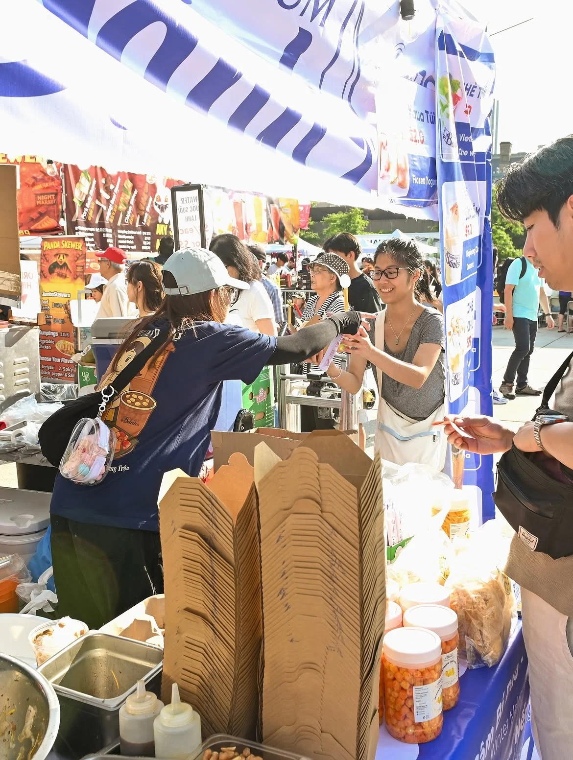 Từ bếp nhà hàng đến gánh bánh tráng: người Việt mang ẩm thực đường phố ra thế giới