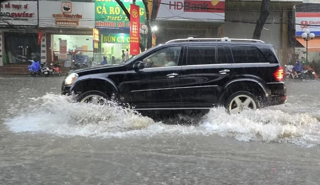 Lái xe qua đường ngập nước: Khi nào nên quay đầu để cứu động cơ