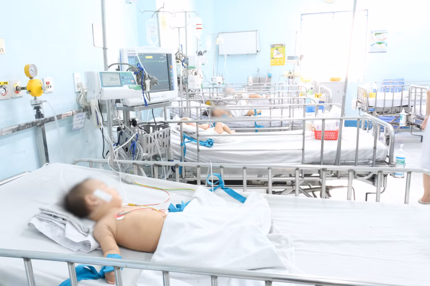 Vắc xin tay chân miệng đã có: Cha mẹ phải quyết nhanh hay chờ?