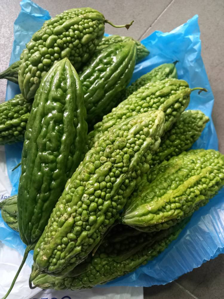 Dua Resepi Goreng Mudah: Apam Berongga & Peria Garing