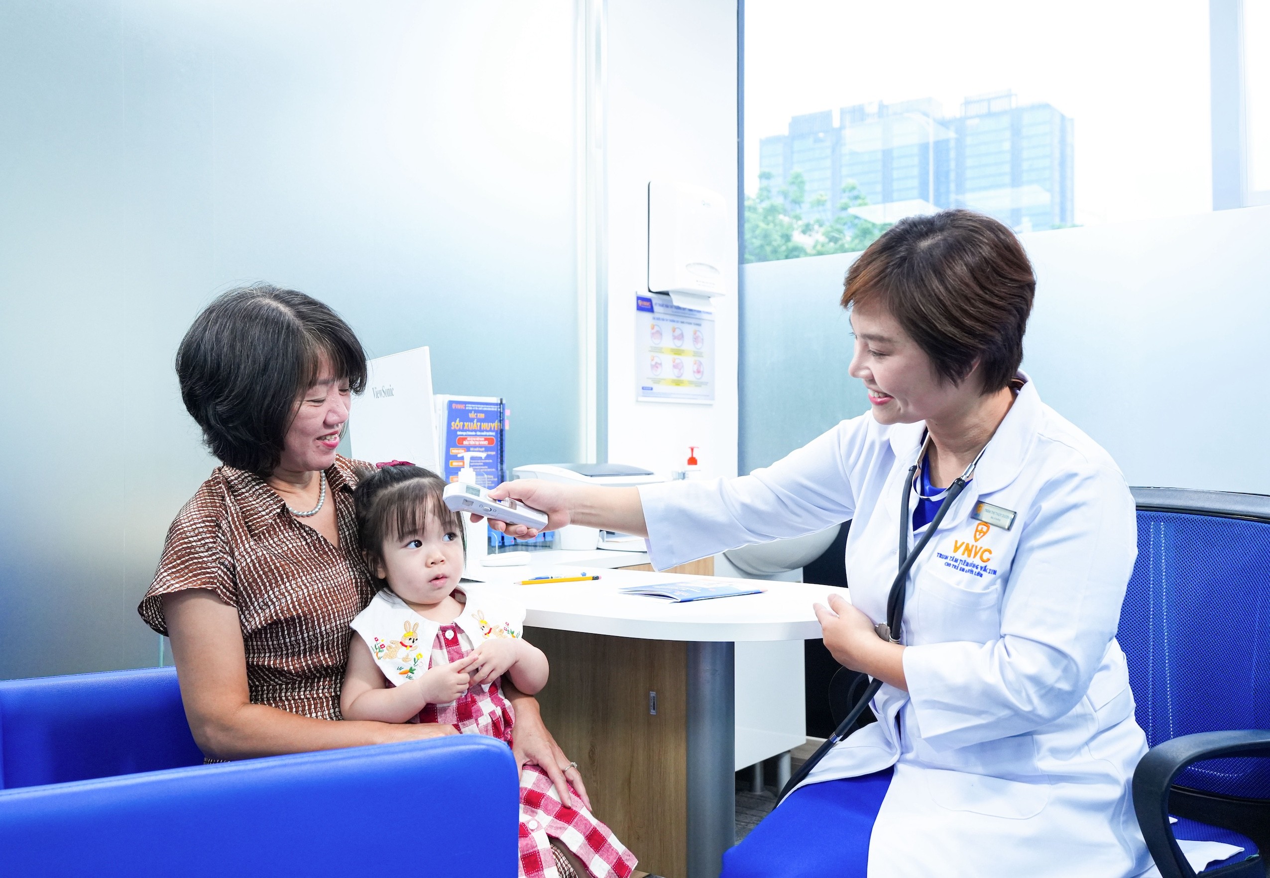 Vắc xin tay chân miệng Envacgen: 5 câu hỏi cha mẹ phải rõ trước khi tiêm